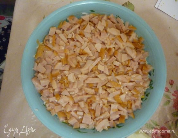 Нарезаем тонко окорок и снова смазываем слой майонезом.