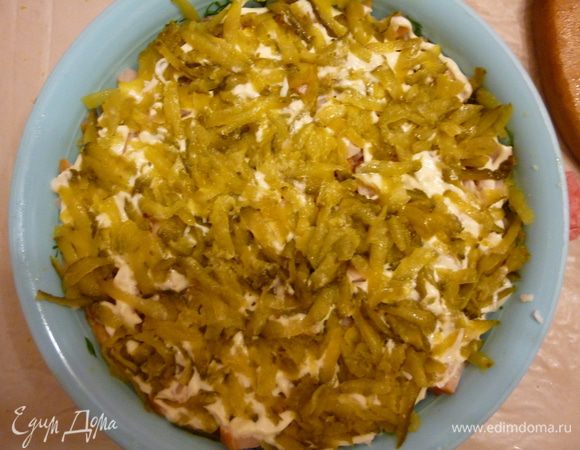 Тонкой соломкой нарезаем маринованные огурцы. Огуречную соломку лучше слегка отжать от излишней влаги. Слегка придавливаем огурцы, делаем скудную майонезную сеточку.