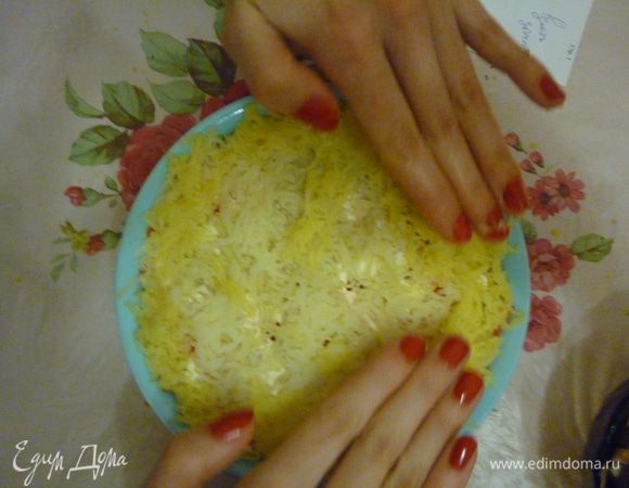 Картофель тоже на терку укладываем утрамбовываем)) и сеточку.