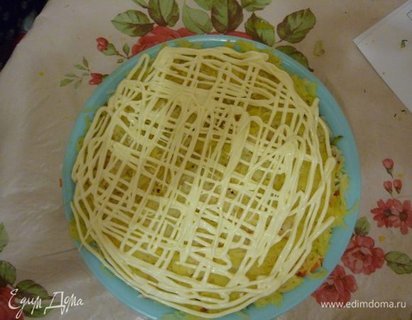 Сверху сыр на терку и тоже майонез сверху. Теперь сала желательно оставить на несколько часов для пропитки. Лучше сделать с вечера и поставить в холодильник. 