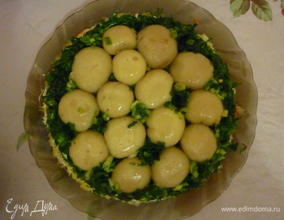 Потом переворачиваем емкость вверх дном и ставим блюдо на стол! Всем приятного аппетита!