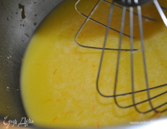 Сок, масло, сахар и цедру взбивать до растворения сахара.
Продолжая взбивать влить уксус.