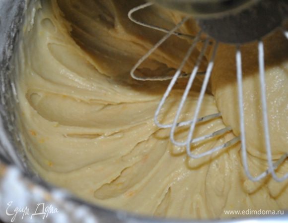 Муку смешать с солью и понемногу подсыпая к жидкости, замесить тесто на более низких оборотах миксера.