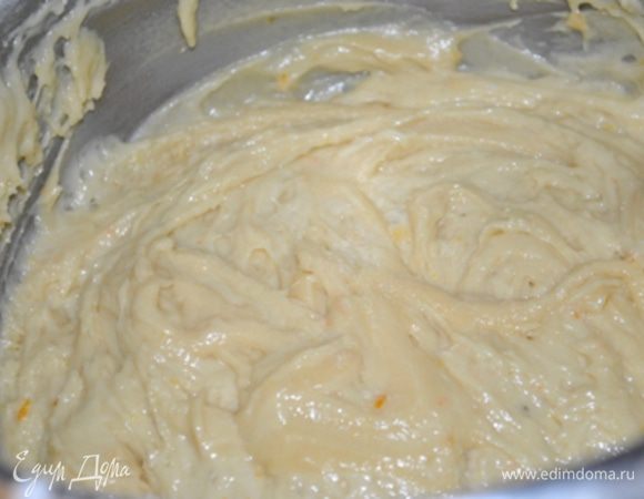 Соду смешать с водой, влить в тесто и перемешать. Оно сразу начнет увеличиваться в объеме.
