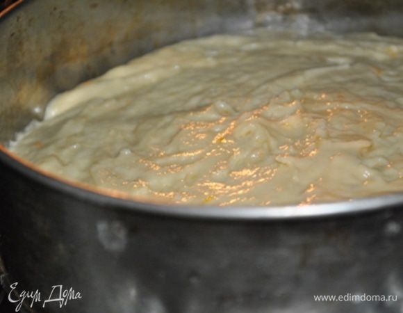 Тесто вылить в смазанную разъемную форму (22см) и поставить в нагретую до 180 гр. духовку примерно на 30-35 мин.