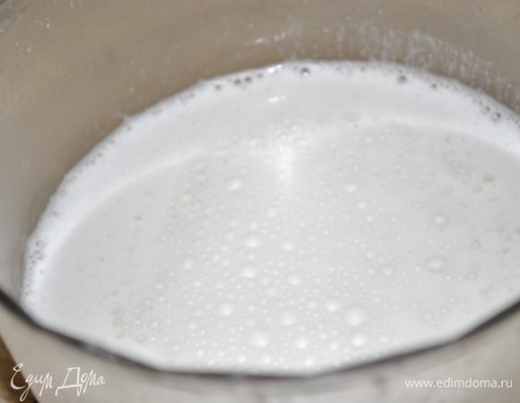 Миндаль измельчить в блендере в крошку. Понемногу добавлять воду и продолжать измельчать. Так мы получим такое миндальное "молоко"