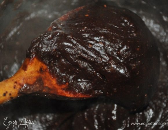 Отлить 0,5 ст. молока, в остальное  добавить сахар и довести до кипения. Всыпать какао, хорошо перемешать.
В отлитое молоко добавить крахмал, размешать и тонкой струйкой влить в кипящую жидкость. Довести помешивая до кипения. Охладить  и нанести на торт.