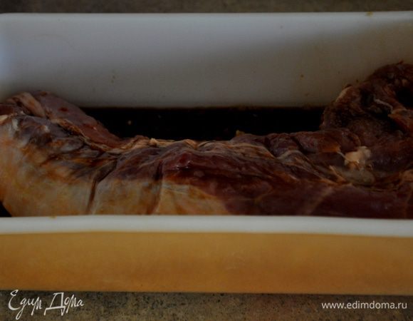 Затем добавить вырезку свинины. Мариновать 30 мин.при комн.тем-ре или можно на ночь в хол-ке.