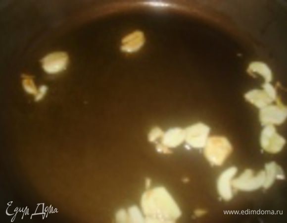 Разогреть масло в сковороде иобжарить в масле до золотистого цвета чеснок и перчик чили, затем их вытащить. В масло добавить креветки и обжарить приблизительно в течении 5 минут.

