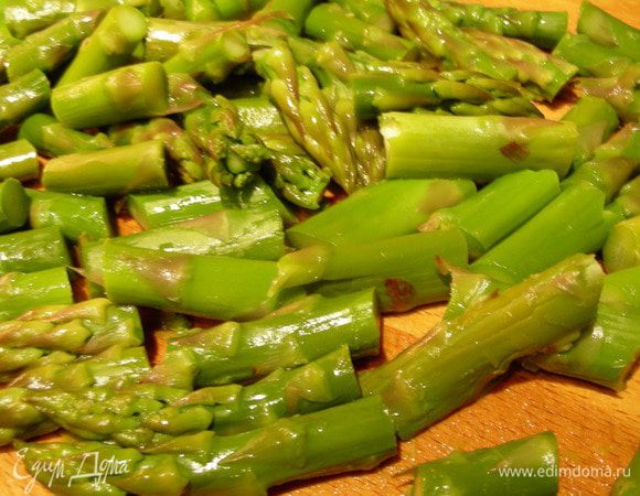 Спаржу (свежую) моем и отвариваем до готовности в кастрюле или в пароварке минут 10. Опускаем ее на некоторое время в холодную воду для сохранения цвета. Режем ее на кусочки среднего размера.
