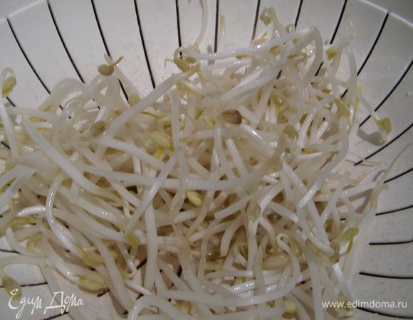 Ростки сои моем и сушим.
