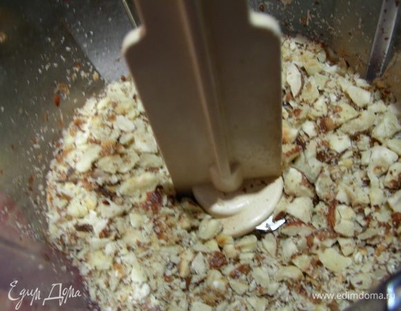 Рубим фундук в блендере, не очень мелко, лучше, чтобы кусочки чувствовались.
