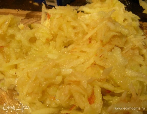 Яблоко трем на терке и сбрызгиваем 2 ст.л. лимонного сока.
