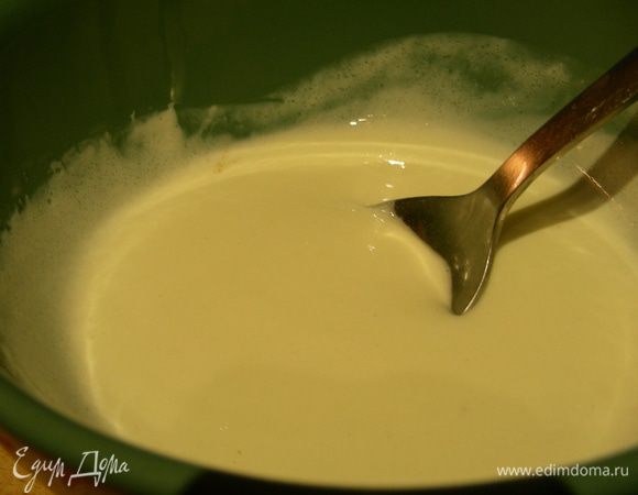 Смешиваем все ингредиенты для заправки. (если заправка как в оригинале, то ее нужно взбить).