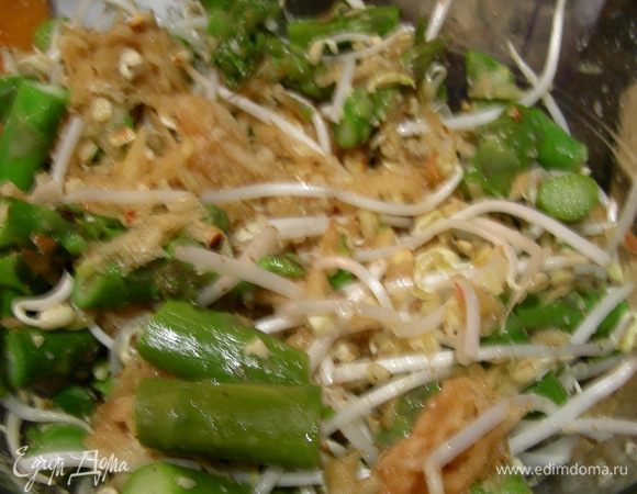 В салатнице смешиваем спаржу, ростки сои, яблоко, орехи (пару столовых ложек оставляем для украшения). Заправляем и отправляем в холодильник минут на 30.

