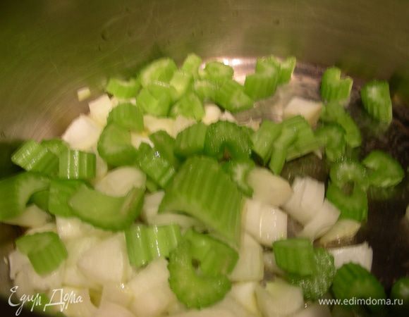 Шинкуем лук и сельдерей и обжариваем их на сливочном масле минут 5. 

