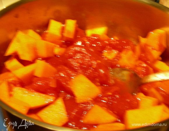Тыкву режем кубиками. Добавляем в кастюлю тыкву, томаты, бульон и готовим на среднем огне минут 25 до мягкости тыквы.

