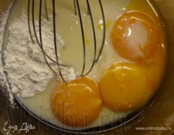 Желтки с помощью венчика перемешать с солью, крахмалом и сгущенным молоком.
