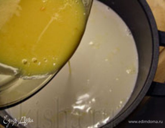 В кастрюле довести до кипения 200 мл молока и 2 ложки сахара. Тонкой струйкой влить желтковую массу.