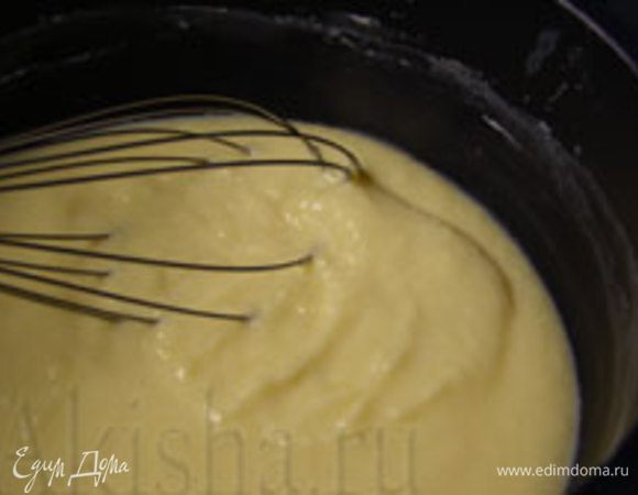 Варить крем, непрерывно помешивая венчиком, до густоты. Снять с огня и остудить при комнатной температуре.