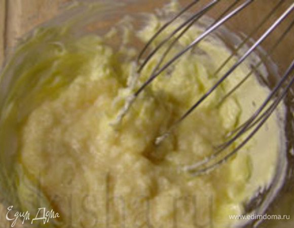 Мягкое сливочное масло взбить блендером Tefal в пышную массу, и аккуратно подмешать остывший заварной крем. Ещё раз взбить до однородного состояния.