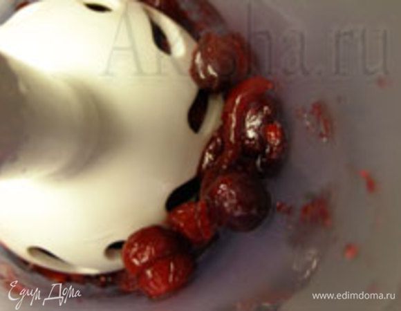 Клюкву прогреть с сахаром на среднем огне. Когда ягода даст сок, всыпать крахмал, интенсивно размешать и снять с огня. Переложить в мерный стакан, и с помощью насадки для измельчения превратить клюкву в пюре. Остудить.