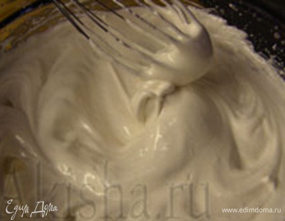 Холодные белки взбить с солью и соком лимона в устойчивую пену. Постепенно ввести сахар, и продолжать взбивать массу до полного растворения сахарных кристаллов.