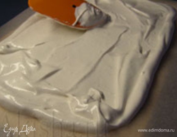 Выложить тесто на пекарскую бумагу, разровнять и выпекать в предварительно разогретой до 170 градусов духовке в течение 20 минут.