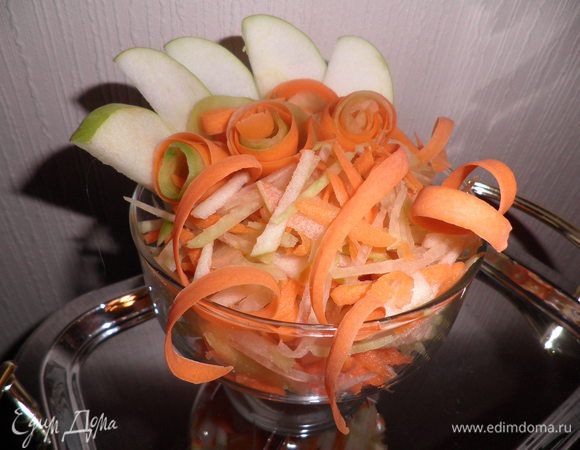 Очищенные редьку, морковь, яблоко натереть на крупной тёрке.
Чеснок и цедру лимона натереть на мелкой тёрке.Цедры надо 1/2 ч.л. Всё перемешать, добавить сок 1/2 лимона и переложить в салатник.
Вместо сока лимона салат можно полить салатной заправкой.
Для салатной заправки:
1/4 стакана раст. масла,1/4 стакана столового 3%го уксуса,1/2ч. л. соли,1ч. л. сахара, перец по вкусу.
Всё соединить и размешать до получения однородной массы.
