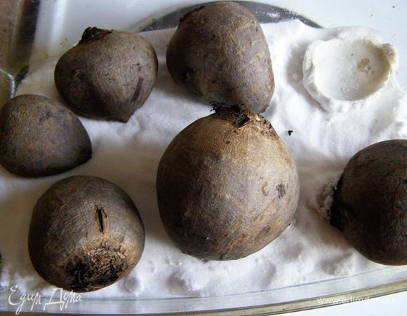 Приготовим хлеб по рецепту www.edimdoma.ru/recipes/37144 и/или запечем свеклу на соли. Предварительно свеклу нужно вымыть с помощью щетки и мыла, тщательно сполоснуть водой и обсушить. В форму насыпем соль, на соль выложим свеклу и запекаем в духовке при 150-170 градусах около часа