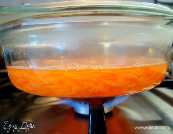 Морковь залить бульоном, довести до кипения и на маленьком огне варить 15 минут…