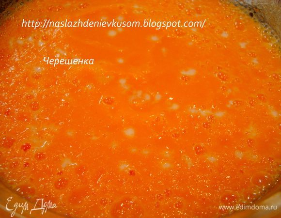 Добавляем немного соли, и вливаем молоко и оливковое масло. Количество молока регулируйте сами. Все зависит от сочности продуктов. Когда вас устраивает густота супа, снова ставим кастрюльку на плиту и доводим до кипения…Это мой старший сын решил помочь мне и устроил «бомбежку» молоком;)))