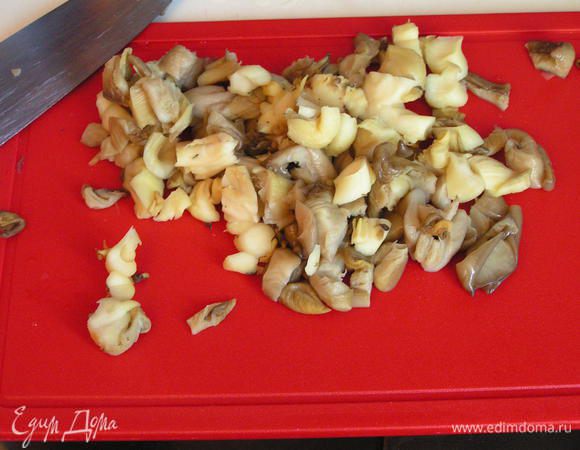 грибы помыть, обсушить и нарезать (тут уже произвольно-по вкусу)