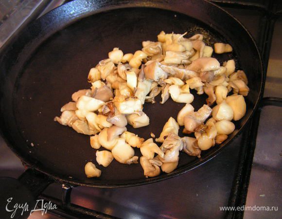 обжарить грибы на оливковом масле (1ст.л),посолить