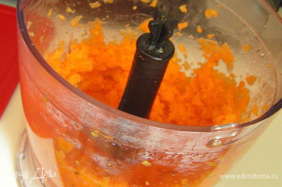 готовую морковь измельчить в блендере
