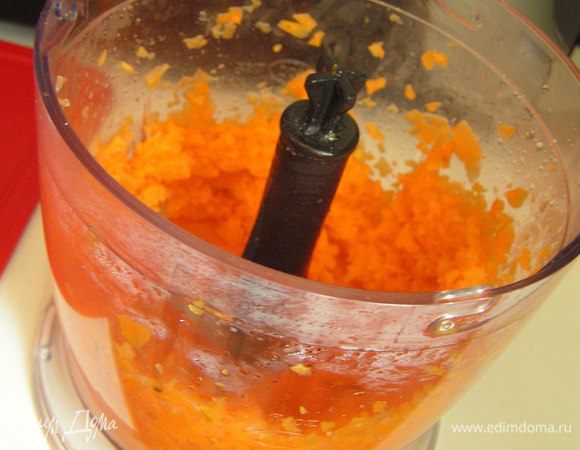 готовую морковь измельчить в блендере