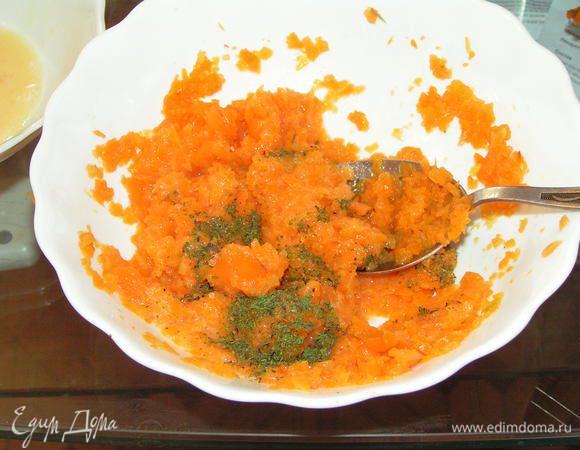 морковную массу смешать со взбитым яйцом(я сначала отдельно яйцо взбила и понемногу добавляла, понадобилось не все яйцо,главное чтобы не сильно жидко было), посолить поперчить по вкусу и добавить укроп