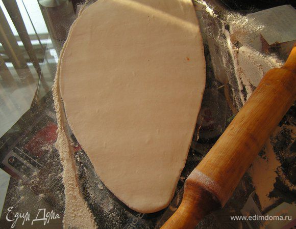 размороженное тесто раскатать на присыпанной мукой поверхности