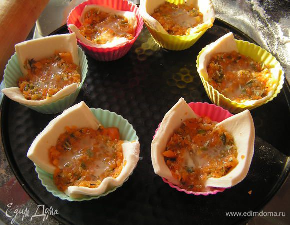 сверху чайной ложечкой утрамбовать морковную массу (я еще сверху полила остатками взбитого яйца)
Выпекать в разогретой до 200гр. духовке 10 -15 минут(чтобы тесто подрумянилось)