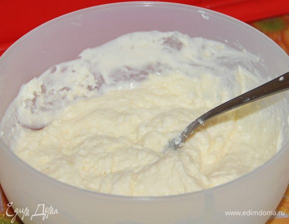 Размягченное сливочное масло растереть с сахаром. Добавить сметану и тщательно перемешать. Добавить творог и перемешать. Чем жирнее творог и сметана, тем вкуснее получается печенье. Погасить соду лимонным соком и добавить к тесту. Тщательно перемешать. 