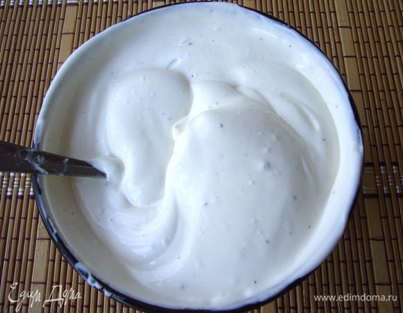 Для заправки смешать вилкой майонез и сливки, затем ввести сметану, ещё раз интенсивно взбить до однородности, приправить специями по вкусу. Сливки не нужны слишком жирные, нужно чтобы заправка была не слишком густой и хорошо пропитывала салат.