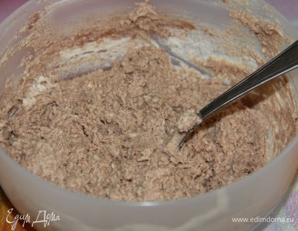 В тесто добавить льняную муку и тщательно перемешать. Льняная мука частично заменяет яйца. Но если у вас ее нет, то можно обойтись и без нее. Именно льняная мука придает тесту и печенью темный цвет. 