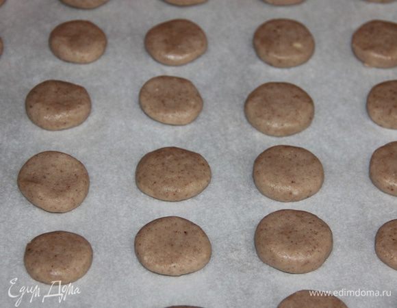 Слепить из теста монетки, выложить их на противень и выпекать при температуре 200-220 градусов 15-25 минут. Рисовое тесто трудно раскатывать, поэтому нужно приложить колоссальные усилия и мастерство, чтобы сделать фигурное печенье с помощью специальных формочек. Лучше всего из творожно-рисового теста делать круглые «монетки». Для этого нужно оторвать кусочек теста, скатать в ладонях шарик и расплюснуть его, чтобы получился блинчик примерно 5 мм высотой. Постарайтесь делать «монетки» быстро, пока тесто в руках не нагрелось, т.к. теплое тесто становится липким. 