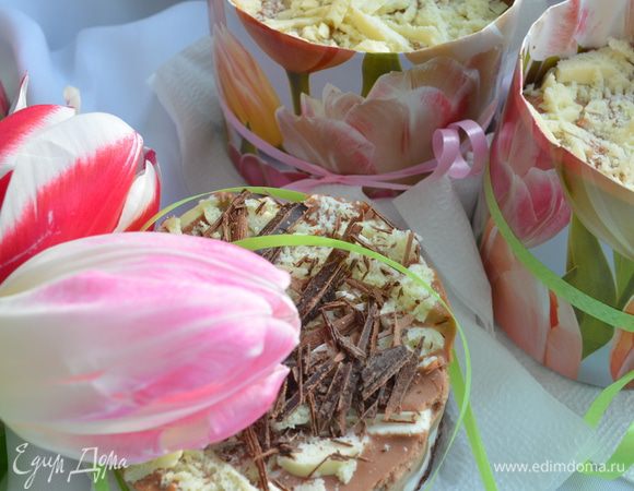 Сборка: Бисквит разрезать на 3 части. Вырезать круги, используя кулинарное кольцо. На дно бумажного цилиндра положить бисквит и 4 ст.л. кокосовой начинки и убрать на 2 часа в холодильник .Приготовить  начинку 2. В пирожное положить кольцо ананаса и 4 ст.л. шоколадной начинки. Присыпать тертым белым шоколадом. Убрать в холодильник на 8 часов или на ночь. Достать  и присыпать тертым горьким шоколадом. Убрать фольгу, снять скотч и перевязать пирожное лентой. МИР ВАМ!