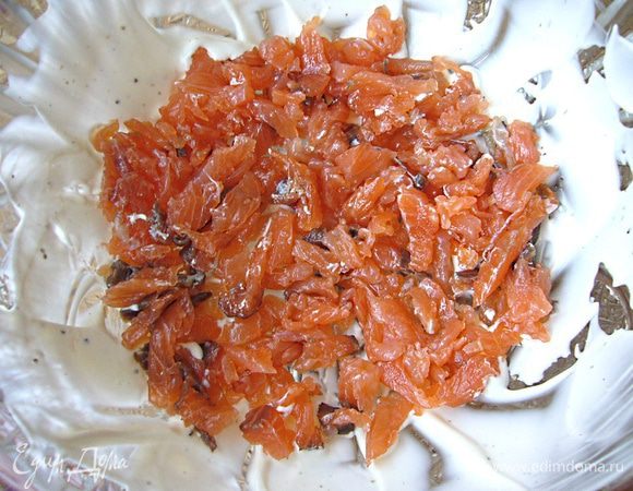 Сёмгу порезать средней величины соломкой. Чашу для салата смазать небольшим количеством заправки, выложить половину сёмги. Немного смазать заправкой.