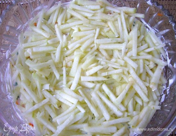 Следующим слоем укладываем нарезанное тонкой соломкой яблоко, хорошенько сбрызнутое лимонным соком и 30 мин им пропитавшееся. Можно взять и сорт Семеренко, но ГС, на мой взгляд, всё-таки сочнее. Хочу заметить, что чем соломка из яблока тоньше, тем лучше. У меня в этот раз решил помочь муж, и соломка вышла не ахти!:) Яблочный слой обильно пропитываем заправкой.