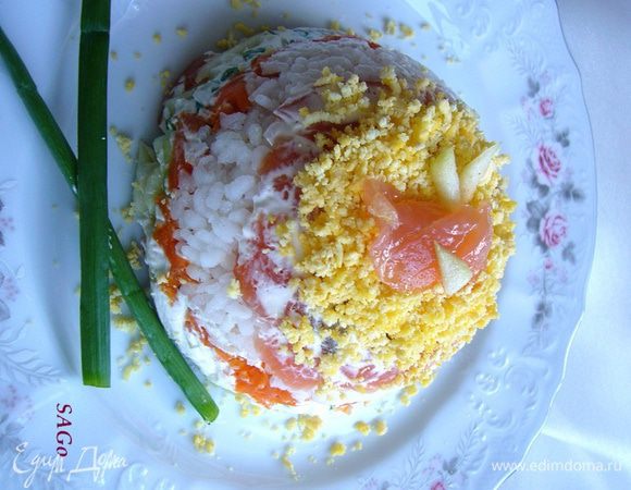 Поверх яблок выкладываем оставшуюся сёмгу. Немного смазываем заправкой, протыкаем вилкой по всей поверхности. Затягиваем пищевой плёнкой салат (или накрываем крышкой) и ставим в холод на 5 часов минимум. Салат должен хорошо пропитаться. Перед подачей посыпаем салат мелко натёртым куриным желтком.