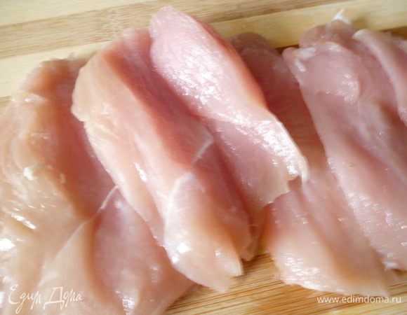 У нас получается две половины филе и еще небольшие обрезки.Берем кусок филе и нарезаем его поперек волокон немного под углом(наискосок) на куски толщиной 2см.