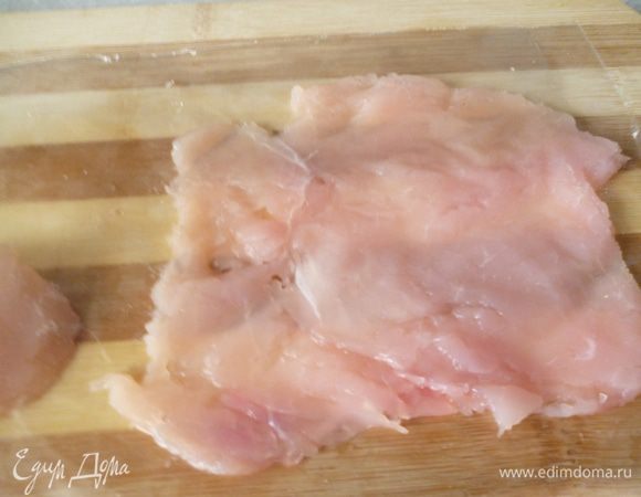 Аккуратно отобъем каждый кусок через пленку до толщины чуть меньше 1см.