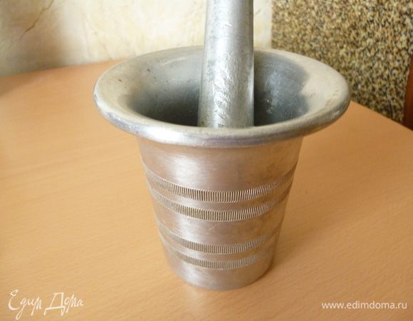 Приготовим маринад.Чеснок растолочь в ступке с щепоткой соли.У меня вот такая ступка,которой уже много-много лет.